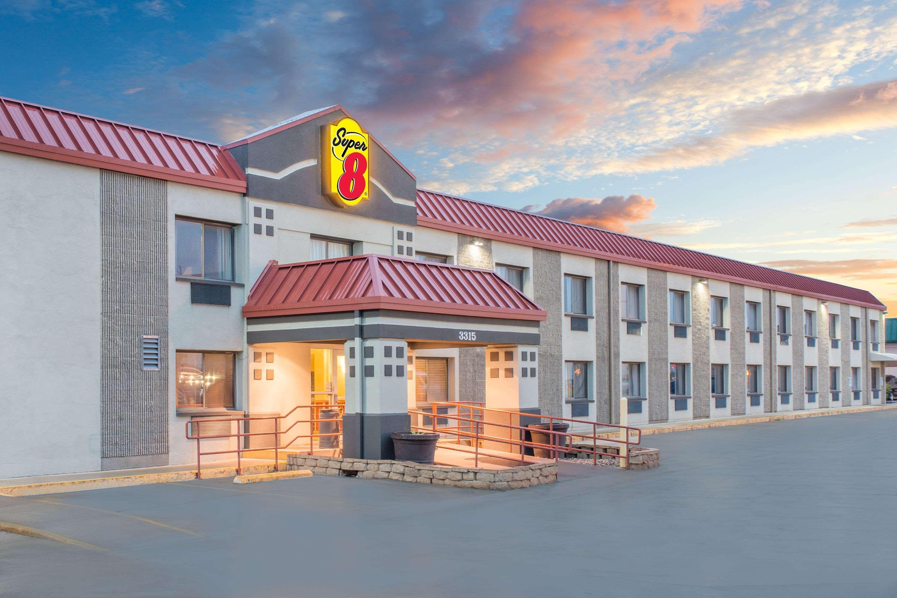 Super 8 By Wyndham Marshalltown Εξωτερικό φωτογραφία