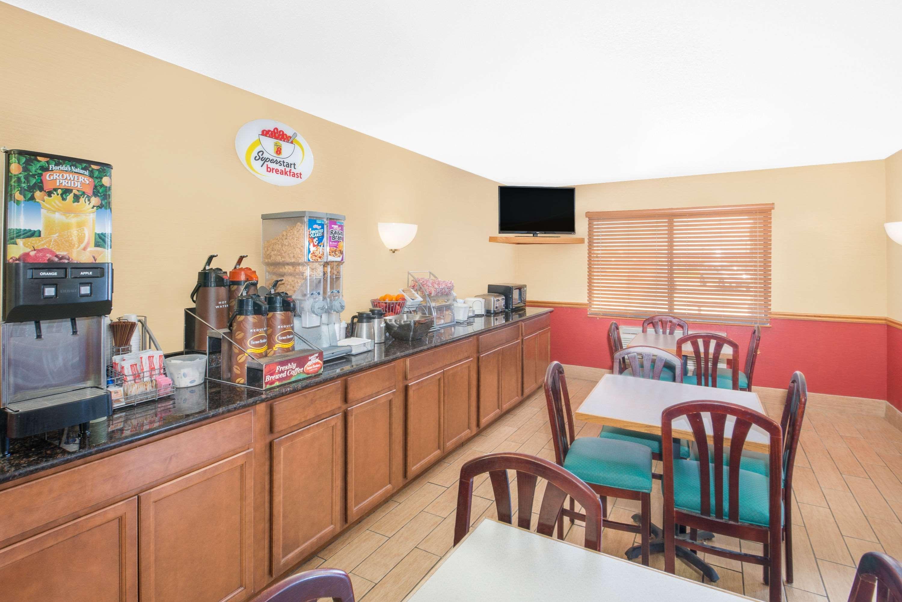 Super 8 By Wyndham Marshalltown Εξωτερικό φωτογραφία