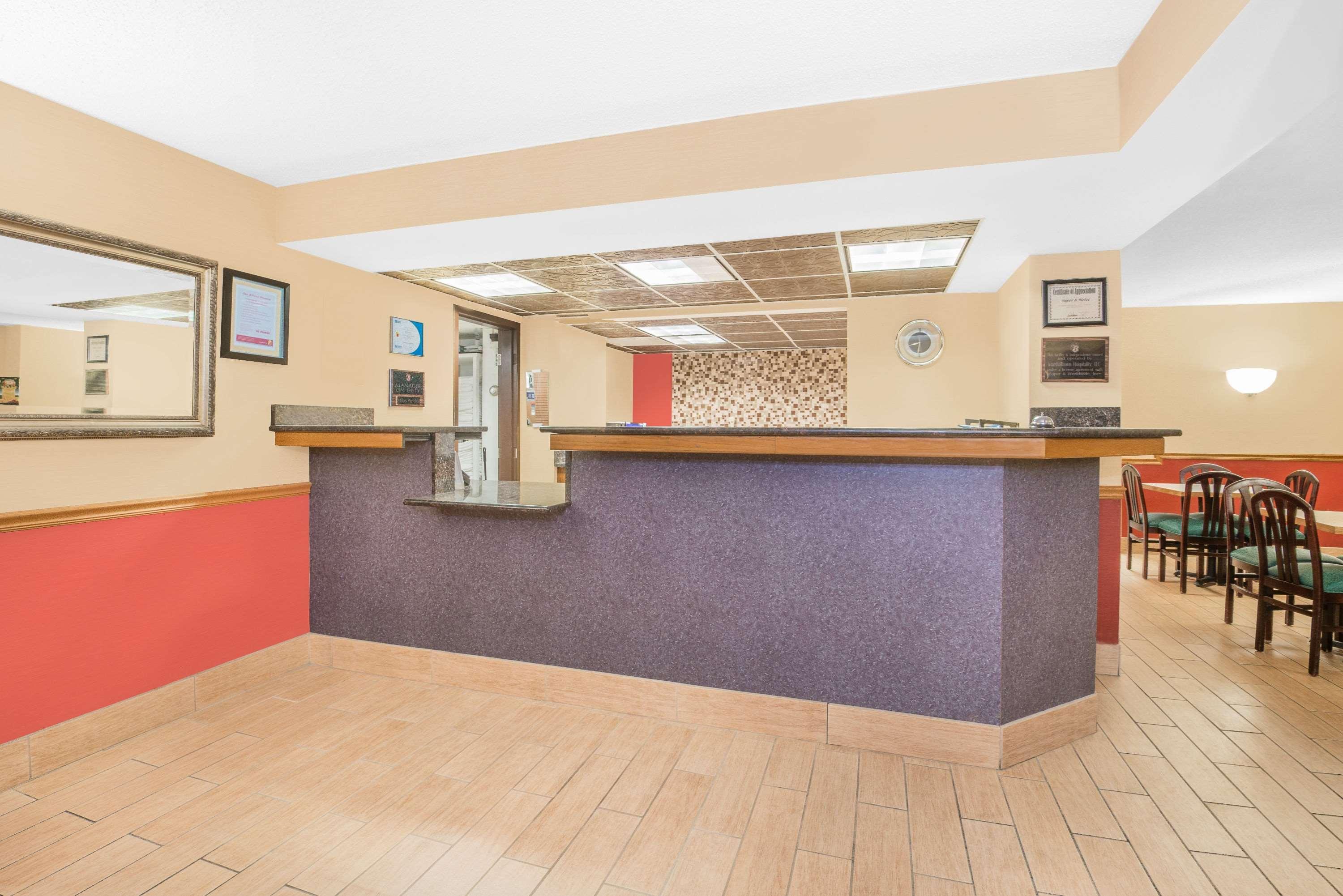 Super 8 By Wyndham Marshalltown Εξωτερικό φωτογραφία
