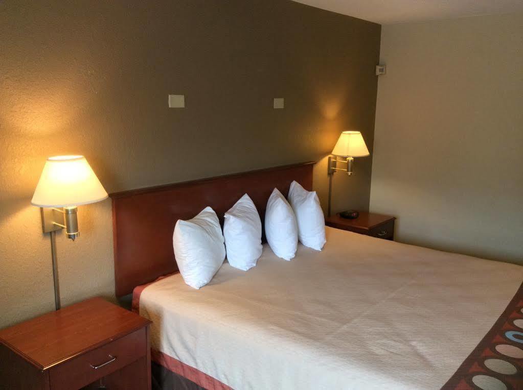 Super 8 By Wyndham Marshalltown Εξωτερικό φωτογραφία